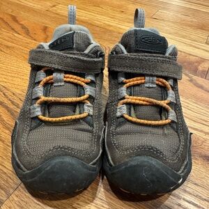 Youth Keens hiking shoes, size 11